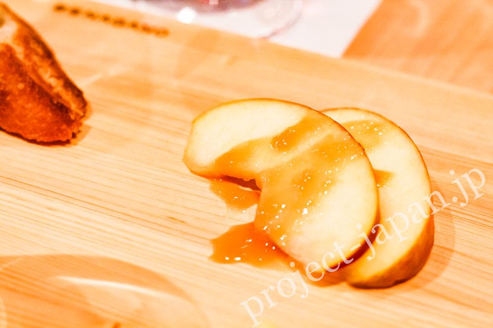 Sliced apple with whey sauce